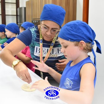 Crianças do 1º ano colocam a mão na massa para produzir os pães da Celebração de Páscoa