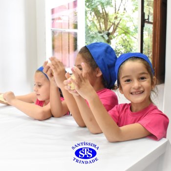 Crianças do 1º ano colocam a mão na massa para produzir os pães da Celebração de Páscoa