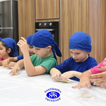 Crianças do 1º ano colocam a mão na massa para produzir os pães da Celebração de Páscoa