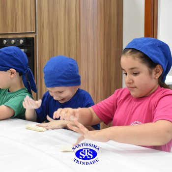 Crianças do 1º ano colocam a mão na massa para produzir os pães da Celebração de Páscoa