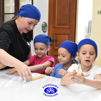 Crianças do 1º ano colocam a mão na massa para produzir os pães da Celebração de Páscoa