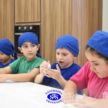 Crianças do 1º ano colocam a mão na massa para produzir os pães da Celebração de Páscoa