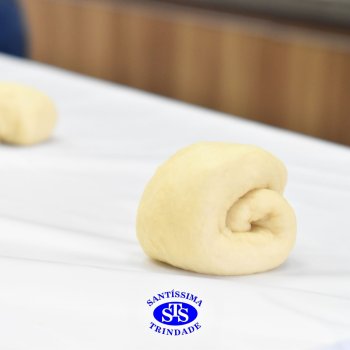 Crianças do 1º ano colocam a mão na massa para produzir os pães da Celebração de Páscoa