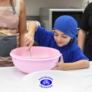 Crianças do 1º ano colocam a mão na massa para produzir os pães da Celebração de Páscoa