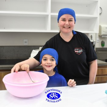 Crianças do 1º ano colocam a mão na massa para produzir os pães da Celebração de Páscoa