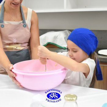 Crianças do 1º ano colocam a mão na massa para produzir os pães da Celebração de Páscoa