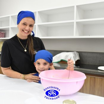 Crianças do 1º ano colocam a mão na massa para produzir os pães da Celebração de Páscoa