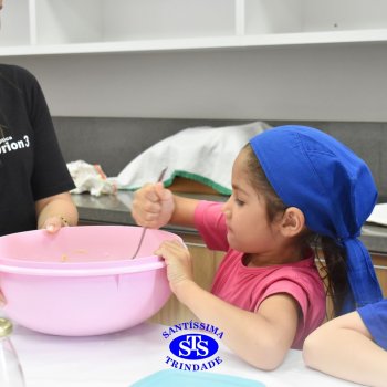 Crianças do 1º ano colocam a mão na massa para produzir os pães da Celebração de Páscoa