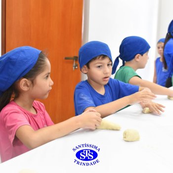 Crianças do 1º ano colocam a mão na massa para produzir os pães da Celebração de Páscoa