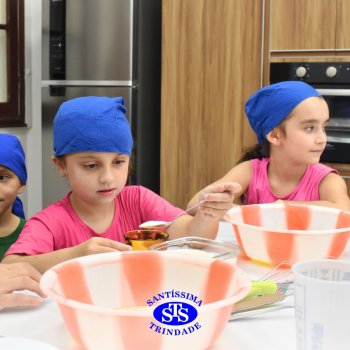 Crianças do 1º ano colocam a mão na massa para produzir os pães da Celebração de Páscoa