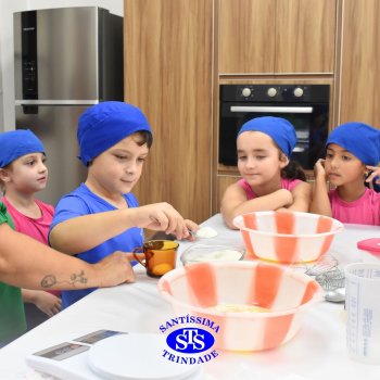 Crianças do 1º ano colocam a mão na massa para produzir os pães da Celebração de Páscoa