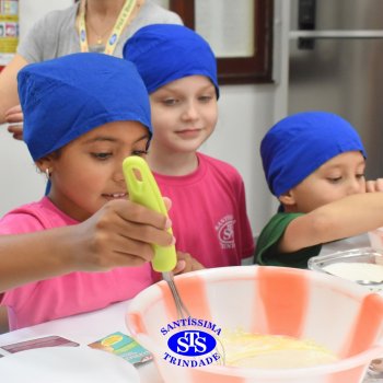 Crianças do 1º ano colocam a mão na massa para produzir os pães da Celebração de Páscoa