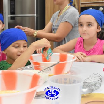 Crianças do 1º ano colocam a mão na massa para produzir os pães da Celebração de Páscoa