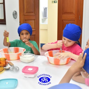 Crianças do 1º ano colocam a mão na massa para produzir os pães da Celebração de Páscoa