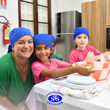 Crianças do 1º ano colocam a mão na massa para produzir os pães da Celebração de Páscoa