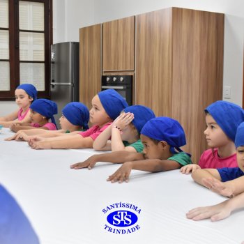 Crianças do 1º ano colocam a mão na massa para produzir os pães da Celebração de Páscoa