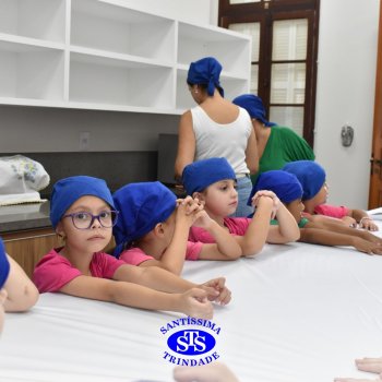 Crianças do 1º ano colocam a mão na massa para produzir os pães da Celebração de Páscoa
