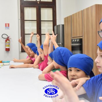 Crianças do 1º ano colocam a mão na massa para produzir os pães da Celebração de Páscoa