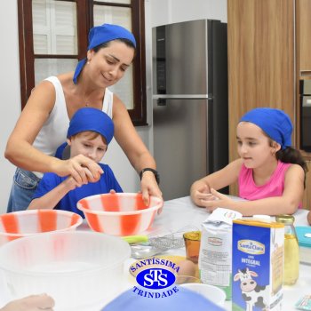 Crianças do 1º ano colocam a mão na massa para produzir os pães da Celebração de Páscoa