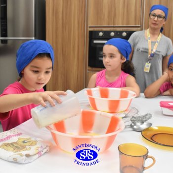 Crianças do 1º ano colocam a mão na massa para produzir os pães da Celebração de Páscoa
