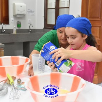 Crianças do 1º ano colocam a mão na massa para produzir os pães da Celebração de Páscoa