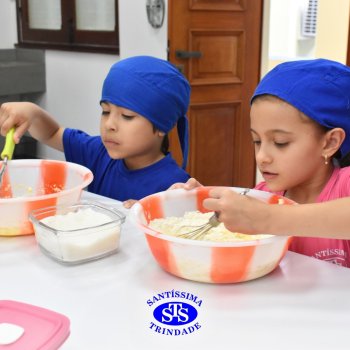 Crianças do 1º ano colocam a mão na massa para produzir os pães da Celebração de Páscoa