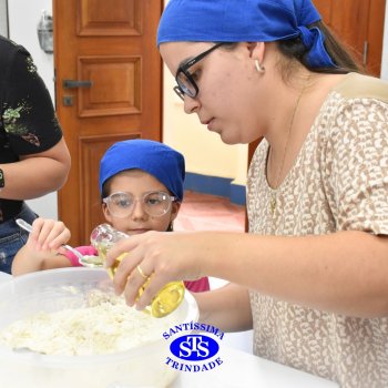 Crianças do 1º ano colocam a mão na massa para produzir os pães da Celebração de Páscoa