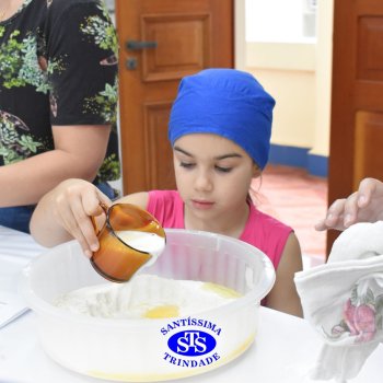 Crianças do 1º ano colocam a mão na massa para produzir os pães da Celebração de Páscoa