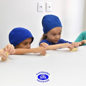 Crianças do 1º ano colocam a mão na massa para produzir os pães da Celebração de Páscoa