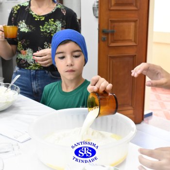 Crianças do 1º ano colocam a mão na massa para produzir os pães da Celebração de Páscoa