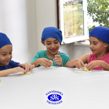 Crianças do 1º ano colocam a mão na massa para produzir os pães da Celebração de Páscoa