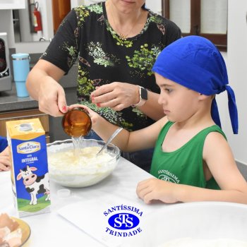 Crianças do 1º ano colocam a mão na massa para produzir os pães da Celebração de Páscoa