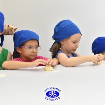 Crianças do 1º ano colocam a mão na massa para produzir os pães da Celebração de Páscoa