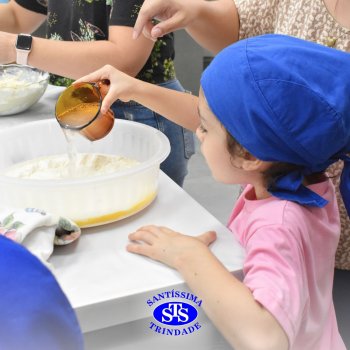 Crianças do 1º ano colocam a mão na massa para produzir os pães da Celebração de Páscoa