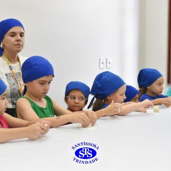 Crianças do 1º ano colocam a mão na massa para produzir os pães da Celebração de Páscoa