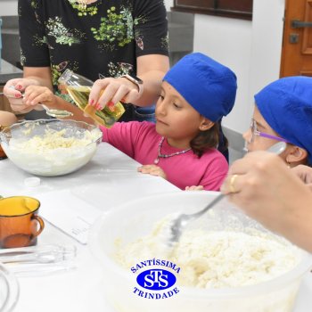Crianças do 1º ano colocam a mão na massa para produzir os pães da Celebração de Páscoa