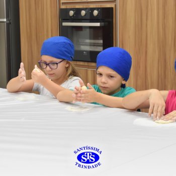 Crianças do 1º ano colocam a mão na massa para produzir os pães da Celebração de Páscoa