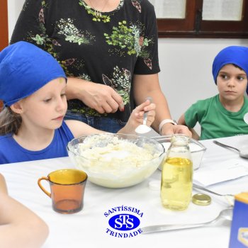 Crianças do 1º ano colocam a mão na massa para produzir os pães da Celebração de Páscoa