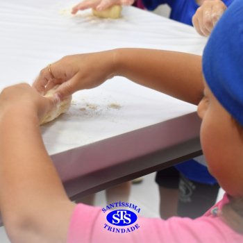 Crianças do 1º ano colocam a mão na massa para produzir os pães da Celebração de Páscoa