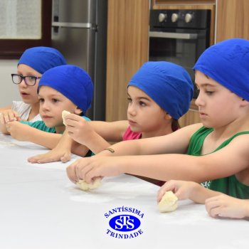 Crianças do 1º ano colocam a mão na massa para produzir os pães da Celebração de Páscoa