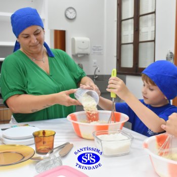 Crianças do 1º ano colocam a mão na massa para produzir os pães da Celebração de Páscoa