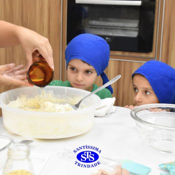 Crianças do 1º ano colocam a mão na massa para produzir os pães da Celebração de Páscoa