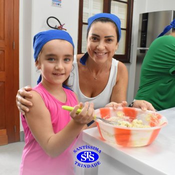 Crianças do 1º ano colocam a mão na massa para produzir os pães da Celebração de Páscoa