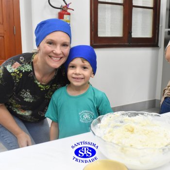Crianças do 1º ano colocam a mão na massa para produzir os pães da Celebração de Páscoa