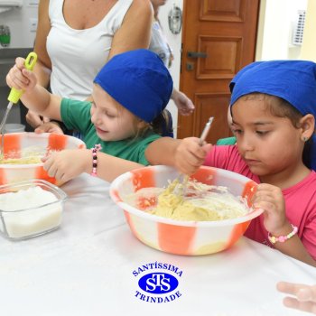 Crianças do 1º ano colocam a mão na massa para produzir os pães da Celebração de Páscoa