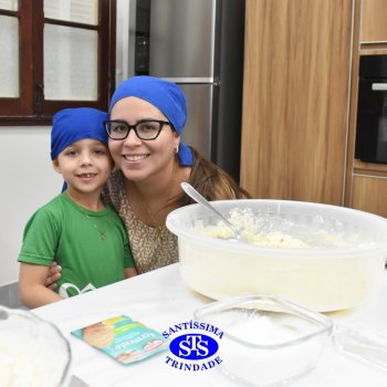 Crianças do 1º ano colocam a mão na massa para produzir os pães da Celebração de Páscoa