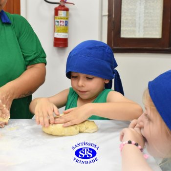 Crianças do 1º ano colocam a mão na massa para produzir os pães da Celebração de Páscoa
