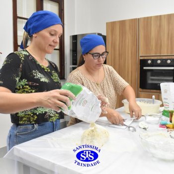 Crianças do 1º ano colocam a mão na massa para produzir os pães da Celebração de Páscoa
