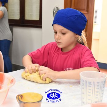 Crianças do 1º ano colocam a mão na massa para produzir os pães da Celebração de Páscoa