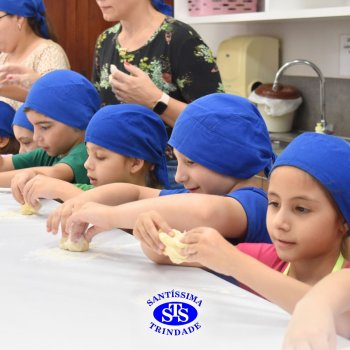 Crianças do 1º ano colocam a mão na massa para produzir os pães da Celebração de Páscoa
